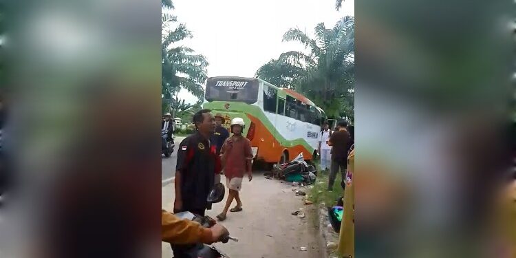 FOTO: IST/MATA KALTENG- Bus sekolah yang terlibat kecelakaan di KM 3 Jendral Sudirman Km 3 Tepatnya Depan Islamic Center, Kota Sampit, Kotim. 