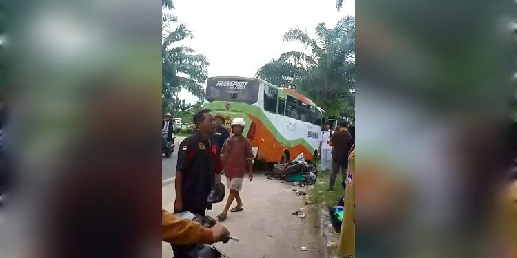 FOTO: IST/MATA KALTENG- Bus sekolah yang terlibat kecelakaan di KM 3 Jendral Sudirman Km 3 Tepatnya Depan Islamic Center, Kota Sampit, Kotim.