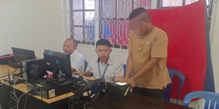 FOTO: IST/MATA KALTENG - WBP Lapas Sampit saat melakukan perekaman sidik jari di Lapas Sampit.