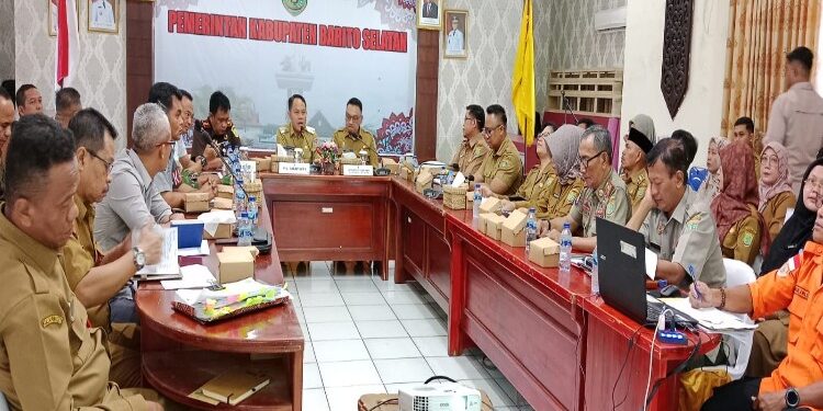 FOTO: TAUFIK/MATAKALTENG - Pj Bupati Barsel, Sekda Barsel, Forkopimda dan SOPD lingkup Pemkab Barsel Saat Rapat Tanggap Darurat Banjir.