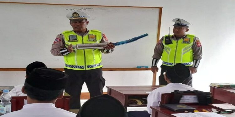 FOTO: RZL/MATAKALTENG - Kanit Kamsel Polresta Palangka Raya, Iptu Eko Hermawan, pada saat mengedukasi para pelajar terkait larangan penggunaan knalpot brong.