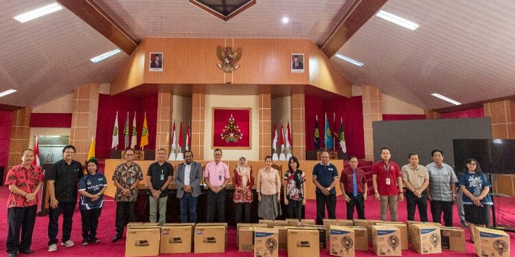FOTO: MATAKALTENG - Foto bersama penyerahan bantuan peralatan penunjang kerja.