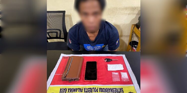 FOTO: MATAKALTENG - Terduga pelaku beserta barang bukti, saat diamankan polisi.