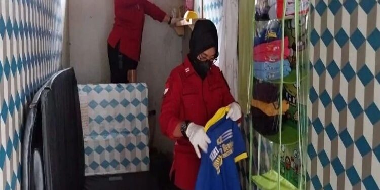 FOTO: MATAKALTENG - Anggota Satopspatnal Lapas Perempuan Kelas II A Palangka Raya saat melakukan razia terhadap kamar hunian WBP.