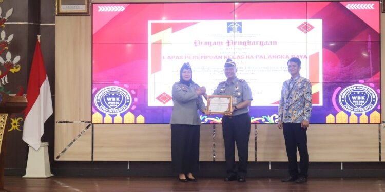 FOTO: MATAKALTENG - Kepala Lapas Perempuan Kelas IIA Palangka Raya, Sri Astiana saat menerima piagam penghargaan yang diserahkan oleh Kepala Kanwil Kemenkumham Kalteng, Hendra Ekaputra.