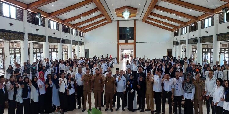 FOTO: DOK DEVIANA/MATAKALTENG - Bupati Kotim Halikinnor dan pejabat lainnya bersama PPPK, beberapa waktu lalu.