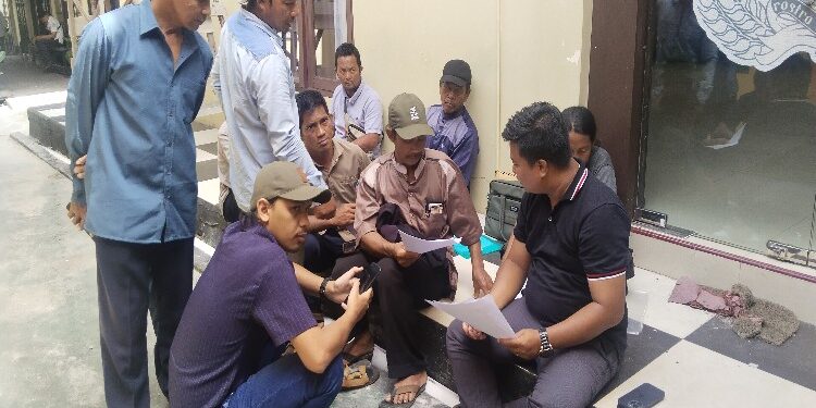 FOTO: AGUS/MATAKALTENG - Keluarga Mitai saat memenuhi panggilan penyidik Polres Kotim usai dilaporkan Camat MHU.