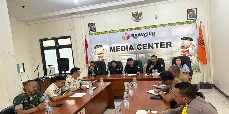 FOTO: IST/MATAKALTENG - Bawaslu Kotim saat melakukan rapat final penertiban APK, Selasa 23 Januari 2024.