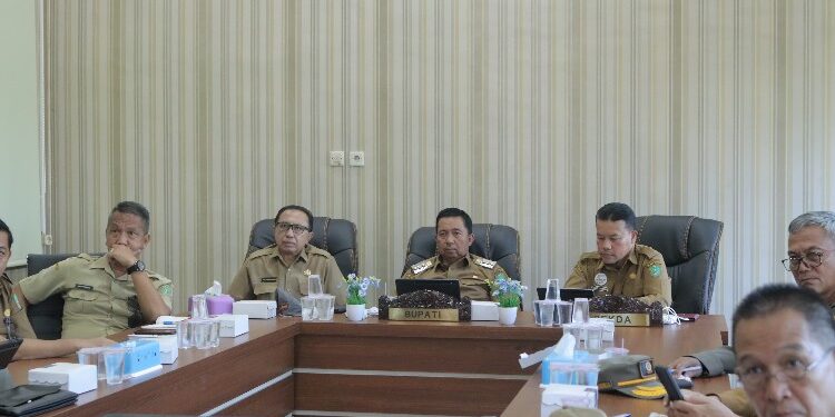 FOTO: AKH/MATAKALTENG - Pj Bupati Sukamara Kaspinor saat mengikuti rapat pengendalian inflasi.