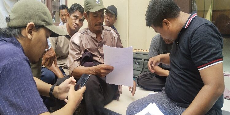 FOTO: AGUS/MATAKALTENG - Keluarga Mitai saat memenuhi panggilan penyidik Polres Kotim usai dilaporkan Camat MHU.
