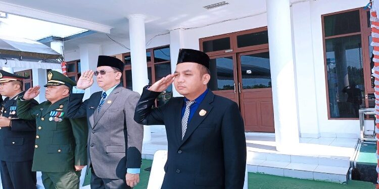 FOTO : DPRD GUMAS/MATA KALTENG - Anggota DPRD Kabupaten Gumas Evandi (kanan) ketika menghadiri suatu kegiatan di halaman kantor bupati, belum lama ini.
