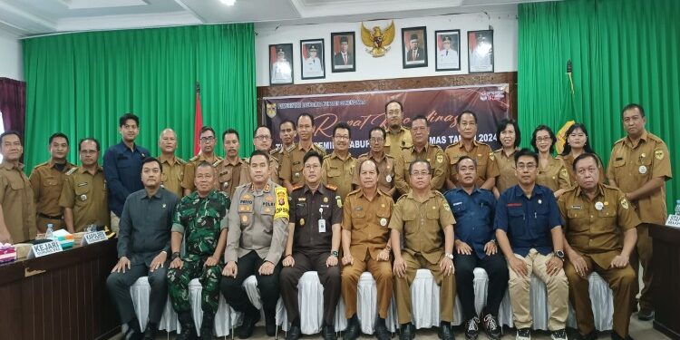 FOTO : DISKOMINFO SANTIK/MATA KALTENG - Bupati Gumas Jaya S Monong diwakili Asisten I Setda Lurand, Kapolres AKBP Theodorus Priyo Santosa, Kajari Sahroni, dan Kepala Kesbangpol Sugiarto, saat berfoto bersama dengan peserta rakor tim desk pemilu 2024, di ruang rapat lantai 1 kantor bupati, Selasa, 23 Januari 2023.
