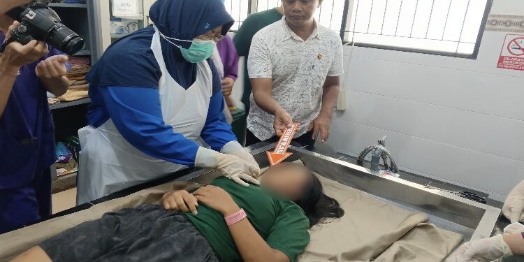 FOTO: RZL/MATAKALTENG - Korban saat divisum di RSUD dr Doris Sylvanus Palangka Raya.