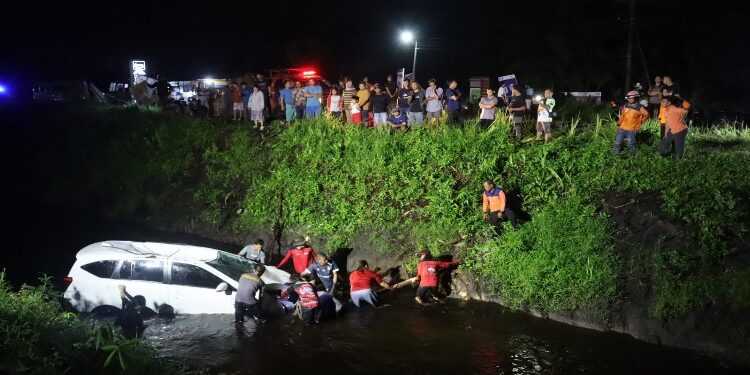 FOTO: MATAKALTENG - Mobil korban pada saat dievakuasi dari dalam drainase.