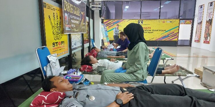 FOTO: RZL/MATAKALTENG - Pelaksanaan donor darah Hari Bhakti Imigrasi ke-74, di Kanwil Kemenkumham Kalteng.