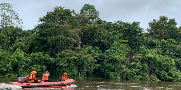 FOTO: MATAKALTENG - Tim Rescue Basarnas Palangka Raya, pada saat melakukan penyisiran di DAS Barito.