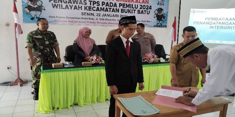 FOTO: IST/MATAKALTENG - Pelantikan Pengawas TPS oleh Bawaslu Palangka Raya.