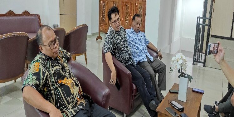 FOTO: MATAKALTENG - Anggota DPRD Kalteng Dapil IV saat memberikan keterangan pers kepada awak media.