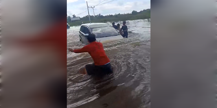 FOTO: MATAKALTENG - Kondisi Ruas jalan di Desa Lembeng Kecamatan Dusun Selatan yang saat ini masih dilanda banjir.