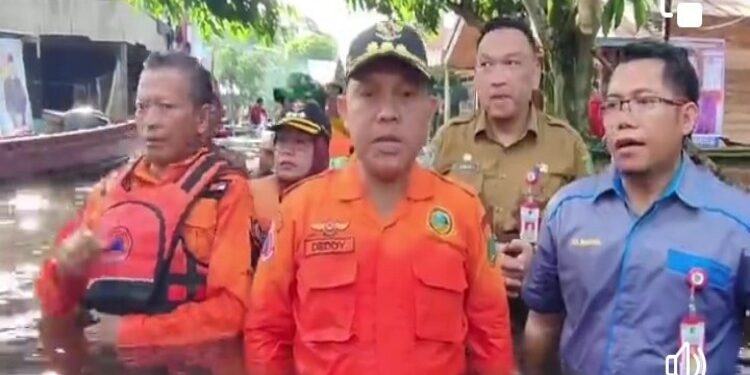 FOTO: IST/MATAKALTENG - Pj Bupati Barsel, Deddy Winarwan, saat turun langsung meninjau kondisi banjir di beberapa desa pada lima Kecamatan di wilayah Barsel.