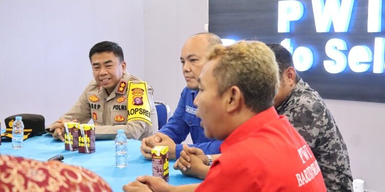 FOTO: IST/MATAKALTENG - Kapolres Barsel AKBP Asep Bangbang Saputra saat berkunjung ke Kantor PWI barsel.