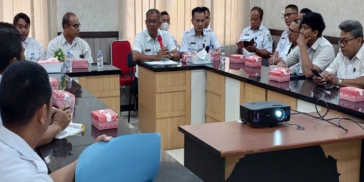 FOTO : DEVIANA/MATAKALTENG - Kesbangpol Kotim saat melakukan sosialisasi aplikasi SISUKAH, Rabu 24 Januari 2024.