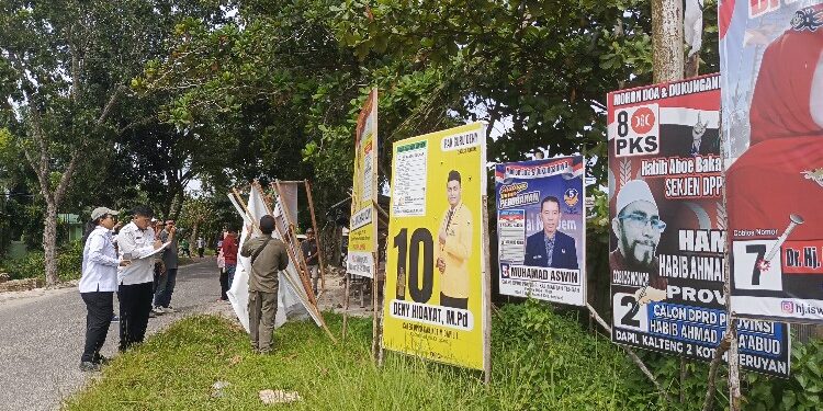 FOTO: DEVIANA/MATAKALTENG - Tim gabungan saat penertiban APK peserta pemilu yang melanggar aturan, Rabu 24 Januari 2024.
