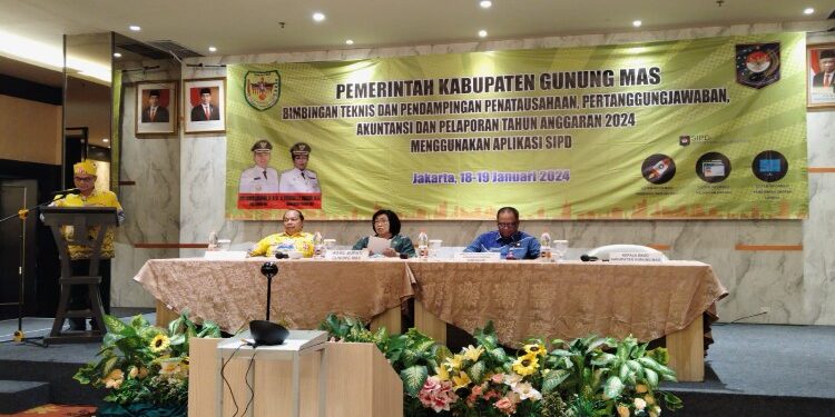 FOTO : DISKOMINFO SANTIK/MATA KALTENG - Wakil Bupati Gumas Efrensia LP Umbing didampingi Sekda Richard, Asisten I Setda Lurand, Kepala BKAD Hardeman dan narasumber menghadiri kegiatan bimtek dan pendampingan penatausahaan, pertanggung jawaban, akuntansi dan pelaporan tahun 2024 menggunakan aplikasi SIPD, pekan lalu.