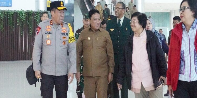 FOTO: MATAKALTENG - Wagub Kalteng menyambut kedatangan Menteri LHK RI Siti Nurbaya.