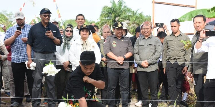 FOTO: MATAKALTENG - Wagub Kalteng Edy Pratowo mendampingi Menteri LHK RI Siti Nurbaya Bakar, Kepala BRGM RI Hartono, Pejabat Pimpinan Tinggi Madya Kementerian LHK RI, serta Delegasi Kementerian Kehutanan AS dalam kunjungan ke Desa Tuwung.