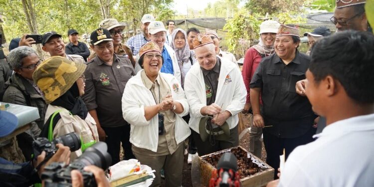 FOTO: MATAKALTENG - Wakil Gubernur Kalteng H. Edy Pratowo saat mendampingi Menteri LHK RI Siti Nurbaya Bakar dan Kepala BRGM RI Hartono mengunjungi KUPS Budidaya Madu Kelulut di Desa Tuwung.