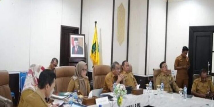 FOTO: MATAKALTENG - Pj Wali Kota Palangka Raya, Hera Nugrahayu saat mengikuti rapat koordinasi pengendalian inflasi Tahun 2024 melalui zoom meeting.