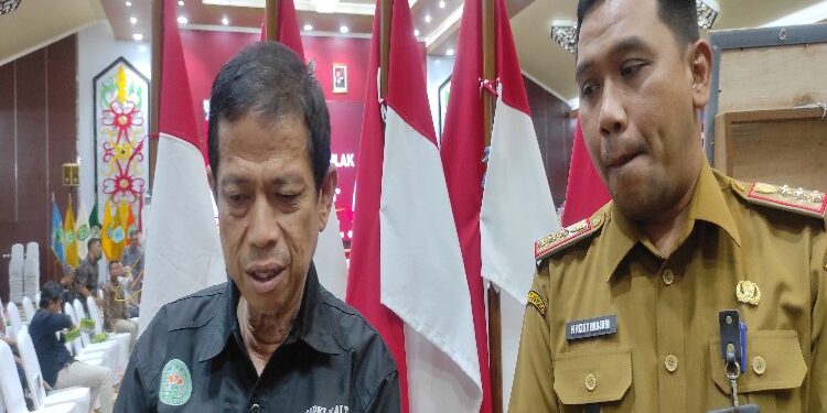 FOTO: MATAKALTENG - Ketua Gapki Kalteng, Syaiful Panigoro dan Plt Kepala Dinas Perkebunan Kalteng H Rizky Ramadhana Badjuri saat diwawancarai.