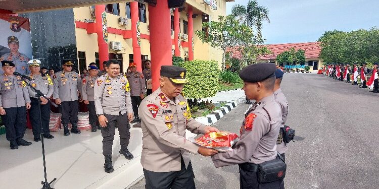 FOTO: RZL/MATAKALTENG - Wakapolda Kalteng, Brigjen Pol Mohammad Agung Budijono, saat menyerahkan bantuan secara simbolis kepada personel yang menyalurkan sembako.