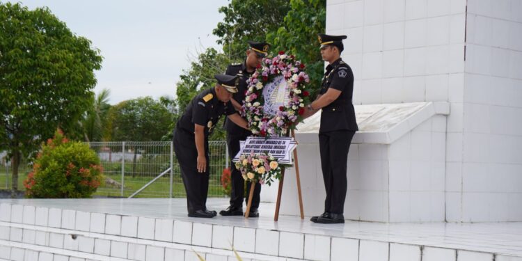 FOTO: RZL/MATAKALTENG - Prosesi tabur bunga jajaran Divisi Imigrasi Kanwil Kemenkumham Kalteng bersama Kantor Imigrasi Palangka Raya di TMP Sanaman Lampang.