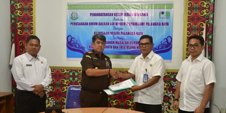 FOTO: MATAKALTENG - Direktur Perumdam Palangka Raya, Budi Hardjono bersama Kajari Palangka Raya, Andi Murji, saat foto bersama usai melakukan penandatanganan MoU.
