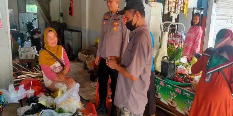 FOTO: MATAKALTENG - Personel Ditbinmas Polda Kalteng, saat mengimbau kamtibmas kepada masyarakat.