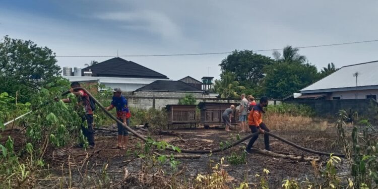 FOTO: MATAKALTENG - Tim gabungan pada saat memadamkan api karhutla.