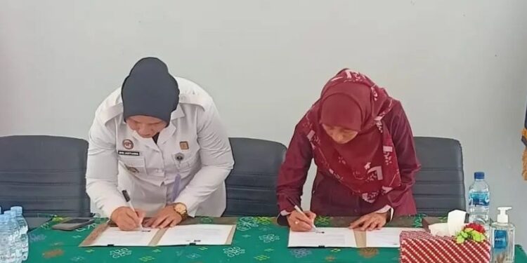 FOTO: RZL/MATAKALTENG - Kepala LPP Kelas IIA Palangka Raya, Sri Astiana bersama perwakilan dari Posbakum Aisyiyah, Saniwiyah, pada saat melakukan penandatanganan kerja sama.