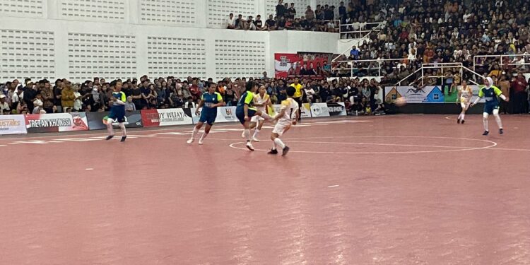 FOTO: DIAN/MATAKALTENG - Pertandingan futsal putri antara Kotim dan Palangka Raya.