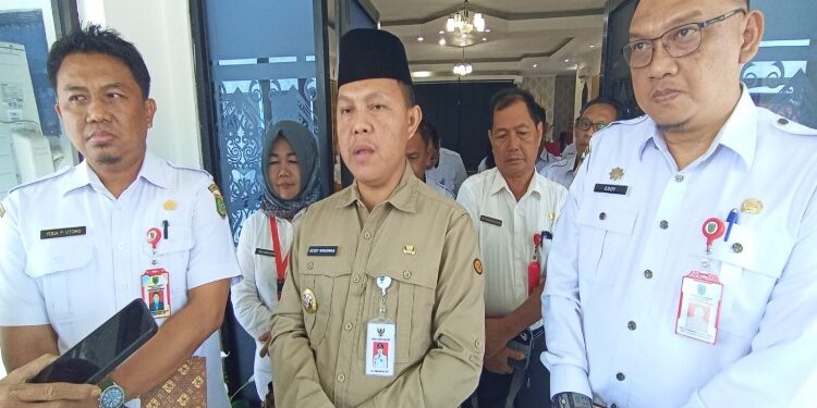 FOTO: IST/MATAKALTENG - Usai memimpin rapat koordinasi di aula Setda Barsel, Pj. Bupati Deddy Winarwan didampingi Sekda Eddy Purwanto (kanan) dan asisten I Yoga P. Utomo (kiri) memberikan keterangan seputar pemilu dan kondisi banjir.