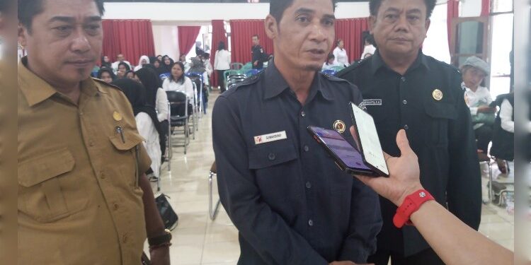 FOTO: IST/ MATAKALTENG - Ketua Banwaslu Barsel Suwarsono (tengah) dan Ketua Panwascam Dusun selatan Agus Irawanto (kanan) saat memberikan keterangan pers.