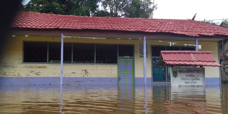 FOTO: IST/MATAKALTENG - Salah satu gedung sekolah di Kelurahan Pendang wilayah Kecamatan Dusun Utara Kabupaten Barsel yang diliburkan akibat dampak Banjir.