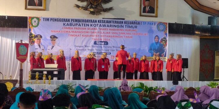 FOTO : DEVIANA/MATAKALTENG - Tim dari perguruan tinggi saat tampil lomba paduan suara Mars Habaring Hurung, Kamis 25 Januari 2024.