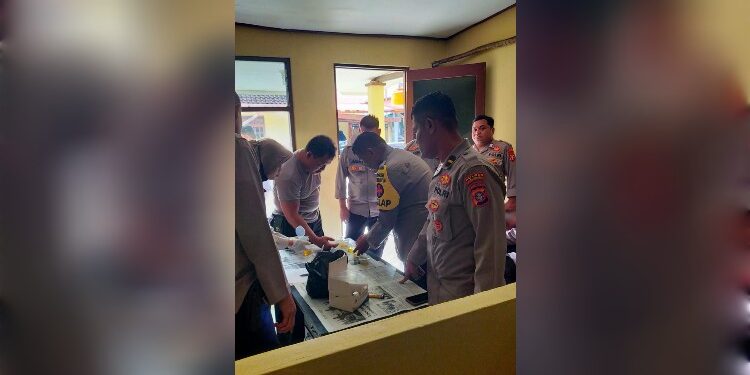 FOTO: IST/MATA KALTENG- Anggota Polsek Ketapang saat menjalani tes urine.