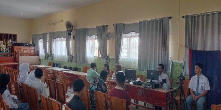 FOTO: DEVIANA/MATAKALTENG - Pelajar salah satu sekolah di Sampit saat melakukan perekaman KTP-el, Kamis 25 Januari 2024.