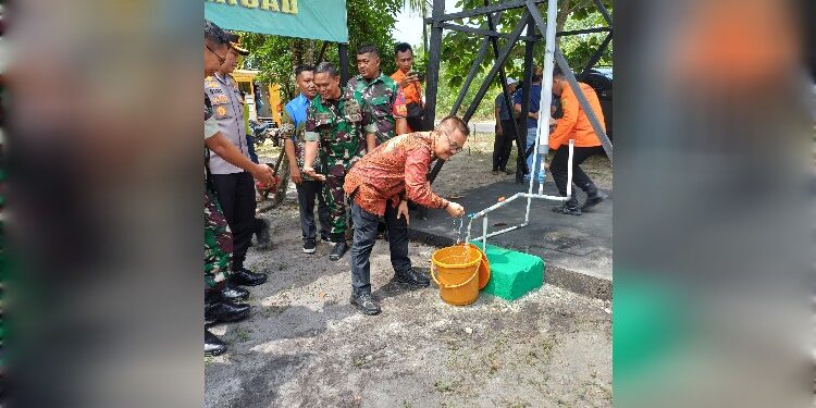 FOTO: MATAKALTENG - Plh Asisten Bidang Pemkesra Setda Prov. Kalteng Herson B. Aden saat meresmikan Vicon Pelaksanaan Peresmian Program TNI Manunggal Air Tahun 2024.