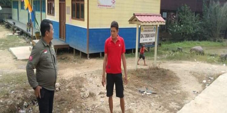 FOTO : DISDIKPORA GUMAS/MATA KALTENG - Kepala Disdikpora Kabupaten Gumas Aprianto (kiri) saat mengunjungi salah satu sekolah di Kecamatan Miri Manasa, belum lama ini.