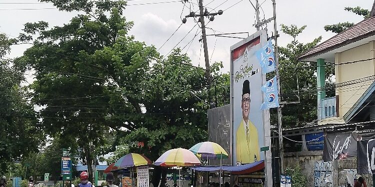 FOTO: AGUS/MATA KALTENG- Papan reklame di pertigaan Jalan Muchran Ali, Kelurahan Baamang Hilir, Kecamatan Baamang, Kota Sampit, Kabupaten Kotawaringin Timur (Kotim) yang masa izinnya sudah habis.