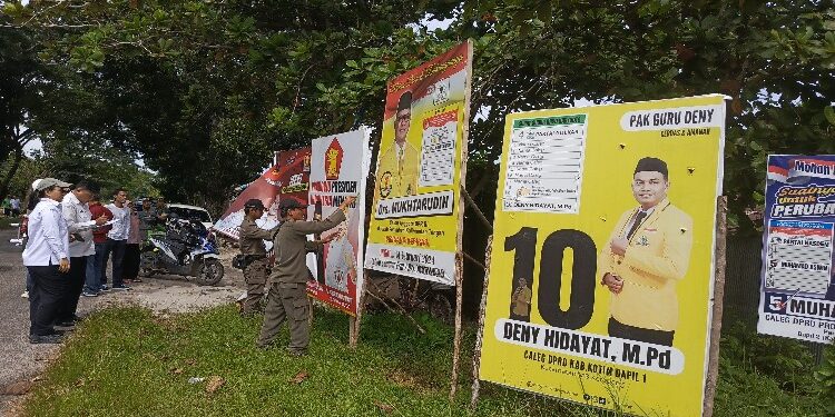 FOTO : DEVIANA/MATAKALTENG - Penertiban APK di Kota Sampit.